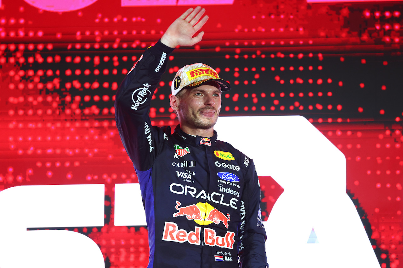 圖1_Max Verstappen於新加坡大獎賽頒獎典禮上揮手致意，慶祝生涯首度在本站奪冠。（Red Bull 提供）
